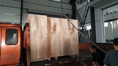  洗脫機，烘干機，折疊機，裝箱發(fā)往?新加坡。